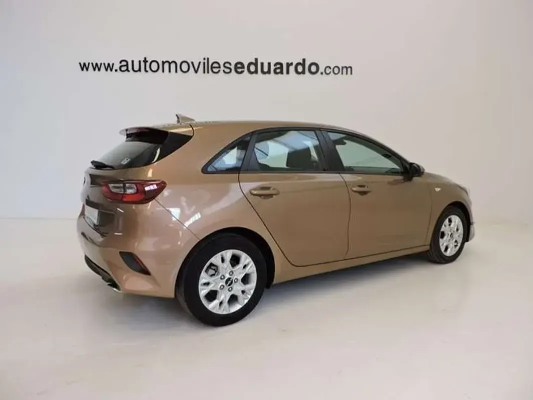 Usado Kia Ceed 101 CV (74 kW) 2022 Marrón Utilitario