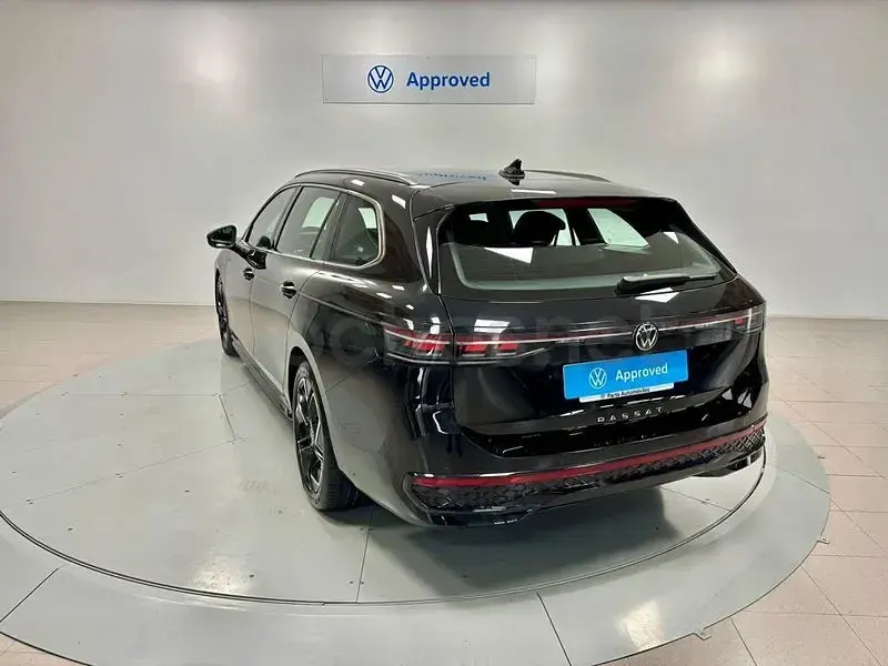 Usado VW Passat R-line 150 CV (110 kW) 2025 Negro Familiar