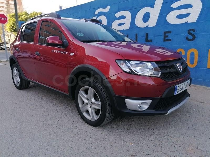 Usado Dacia Sandero Stepway 90 HP (66 kW) 2015 Vermelho Sedan