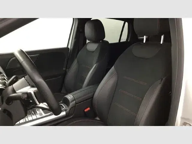 Usado Mercedes GLA250 218 CV (160 kW) 2024 Plata iridio SUV