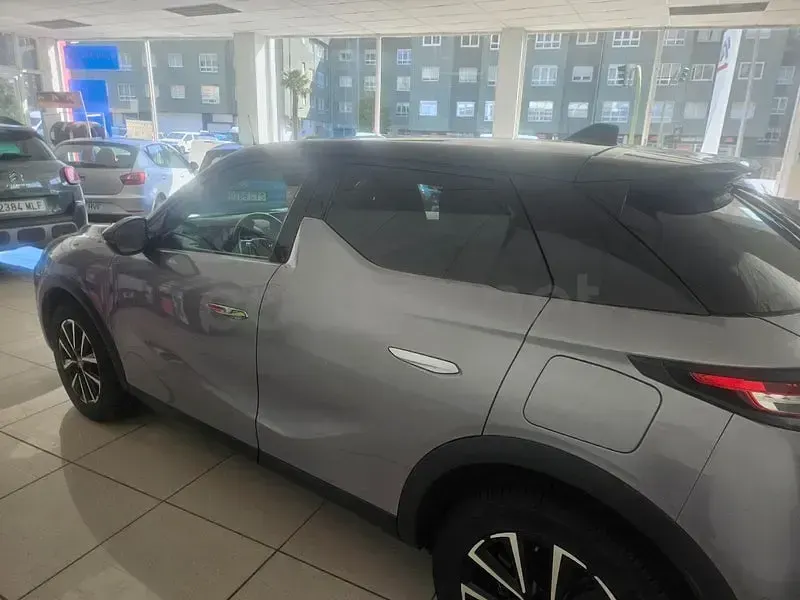 Usado DS Automobiles DS3 Crossback Performance 130 CV (95 kW) 2023 Gris / plata SUV