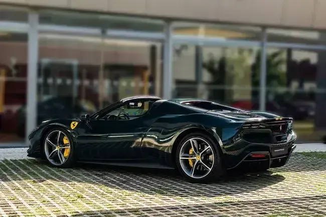 Usado Ferrari 296 830 CV (610 kW) 2025 Verde metalizado