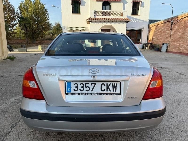 Usado Hyundai Elantra GLS 107 CV (78 kW) 2004 Gris / plata Berlina