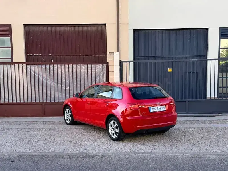 Usado Audi A3 Sportback Attraction 105 CV (77 kW) 2010 Rojo Utilitario