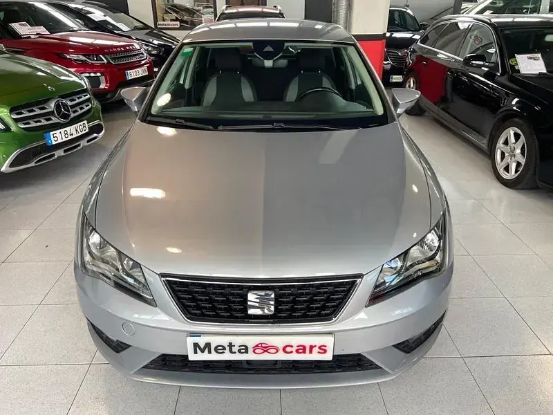 Usado Seat Leon Style 116 CV (85 kW) 2019 Gris / plata Berlina