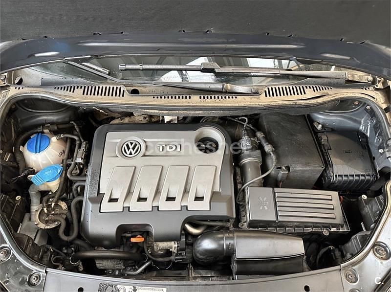 Usado VW Touran Advance 105 CV (77 kW) 2011 Marrón Monovolumen