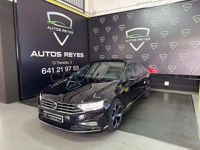 Negro Usado 2022 VW Passat R-line Berlina | 24.499 € (Un poco caro) - Imagen 1/4