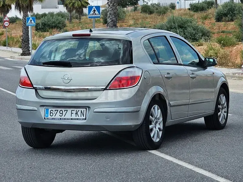 Usado Opel Astra Enjoy 105 CV (77 kW) 2007 Marrón Berlina