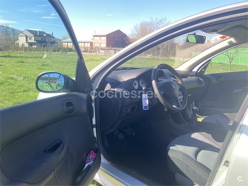 Usado Peugeot 206 70 CV (51 kW) 2004 Gris / plata Berlina