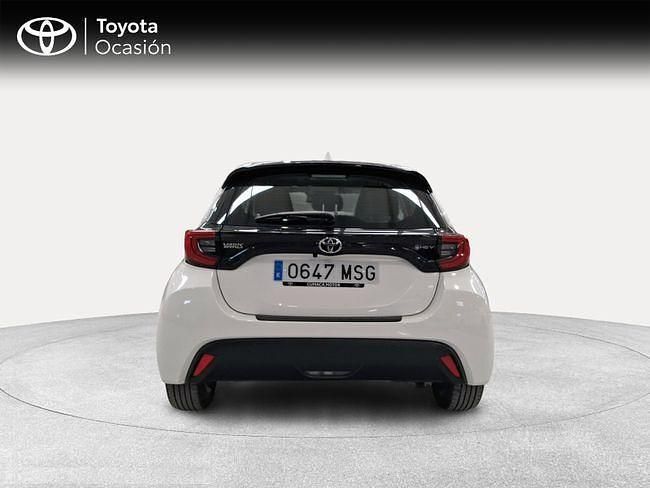 Usado Toyota Yaris Hybrid Active 116 CV (85 kW) 2024 Blanco Berlina
