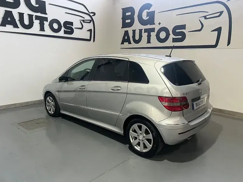 Usado Mercedes B180 109 CV (80 kW) 2007 Gris / plata Monovolumen