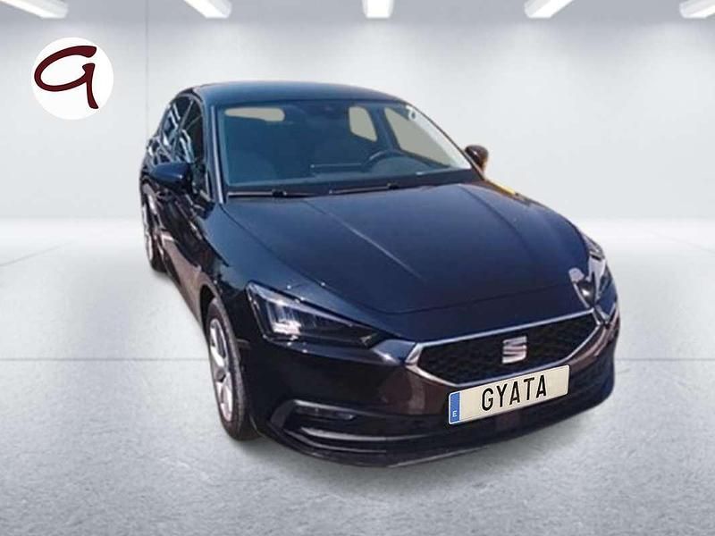 Usado Seat Leon Style 116 CV (85 kW) 2022 Negro Utilitario