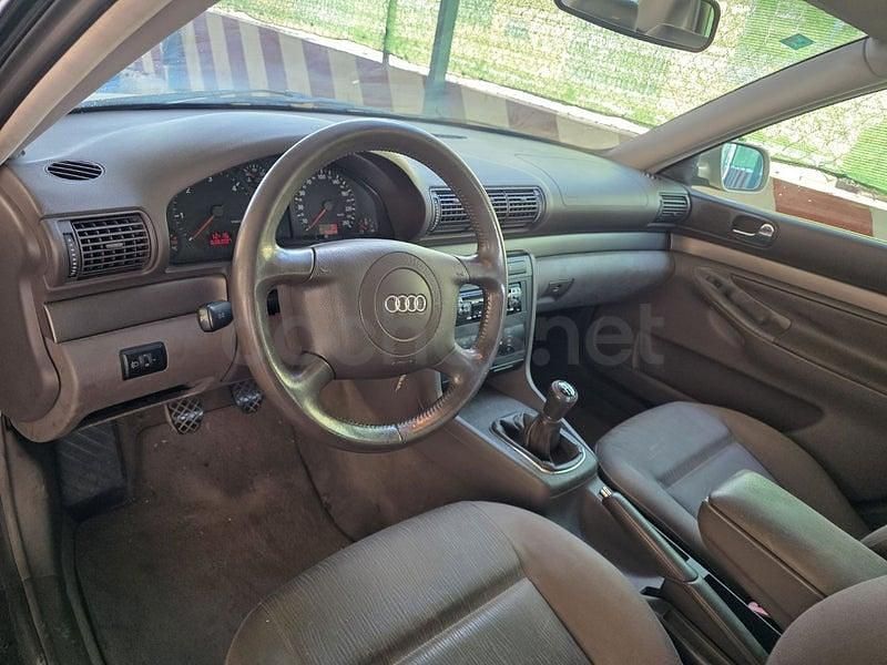 Usado Audi A4 Premium 130 CV (95 kW) 2001 Gris / plata Familiar