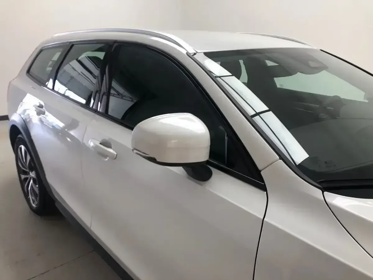 Begagnad Volvo V90 CC Core 197 HK (144 kW) 2024 Vit Kombi