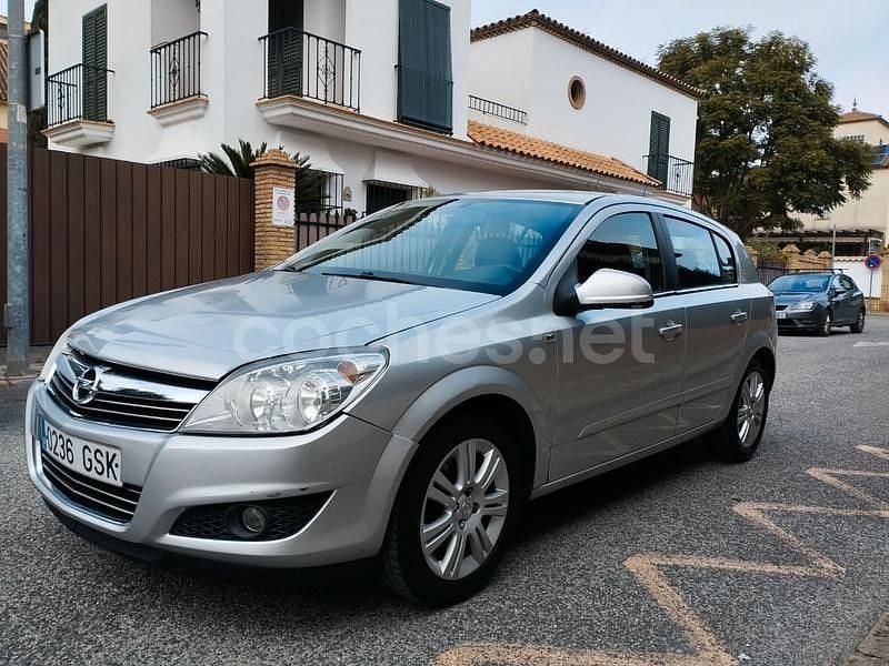 Gris / plata Usado 2010 Opel Astra Edition Berlina | 3490 € (Buen precio) - Imagen 1/4