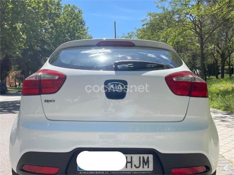 Blanco Usado 2012 Kia Rio Berlina | 8200 € (Precio justo) - Imagen 1/4