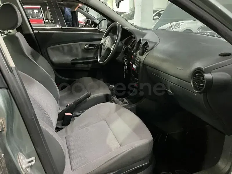 Usado Seat Ibiza Stella 64 CV (47 kW) 2003 Verde Utilitario