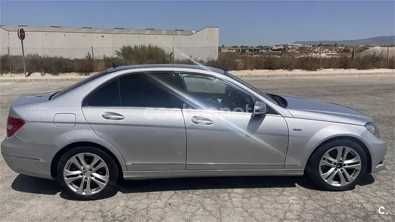 Usado Mercedes C200 Avantgarde 136 CV (100 kW) 2012 Gris / plata Berlina