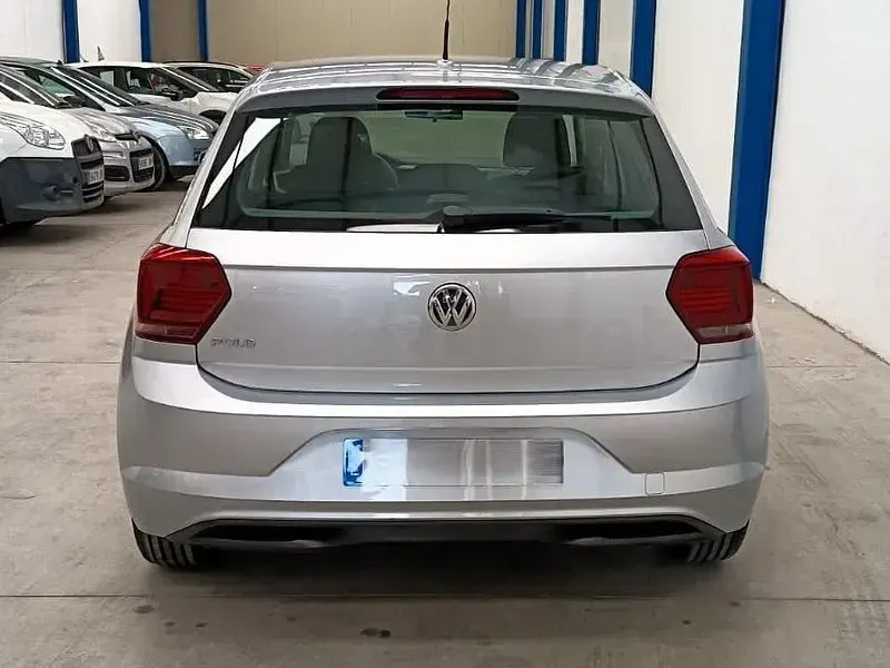 Usado VW Polo 75 CV (55 kW) 2017 Gris / plata Berlina