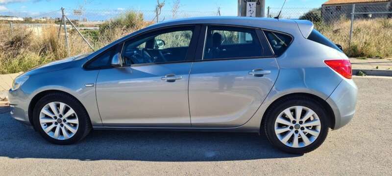 Usado Opel Astra Enjoy 110 CV (80 kW) 2010 Plateado Utilitario