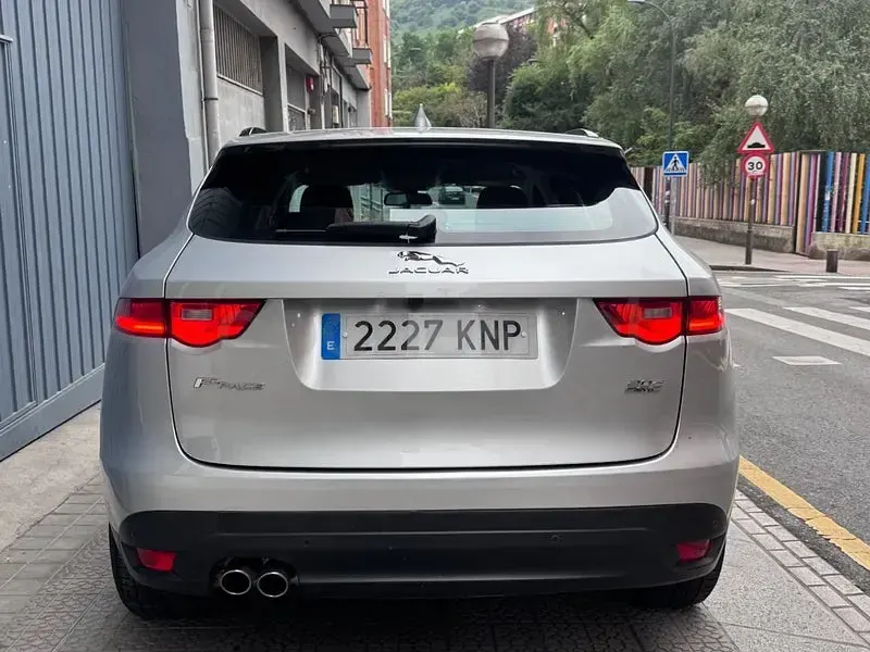 Usado Jaguar F-Pace R-Sport 180 CV (132 kW) 2017 Gris / plata SUV
