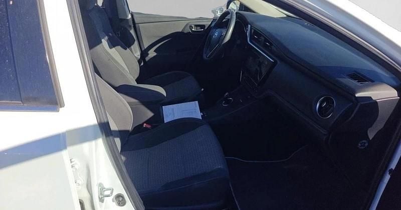 Używany Toyota Auris Hybrid Edition 136 KM (100 kW) 2018