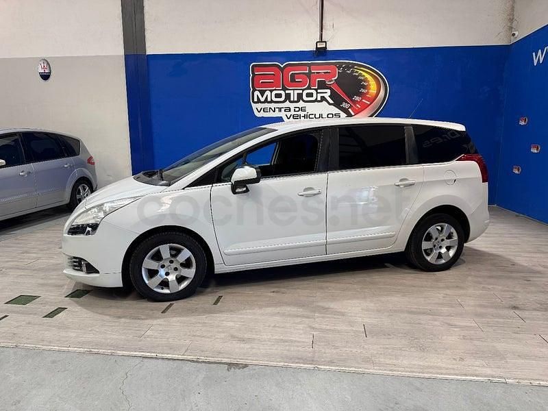 Usado Peugeot 5008 Active 120 CV (88 kW) 2014 Blanco Monovolumen