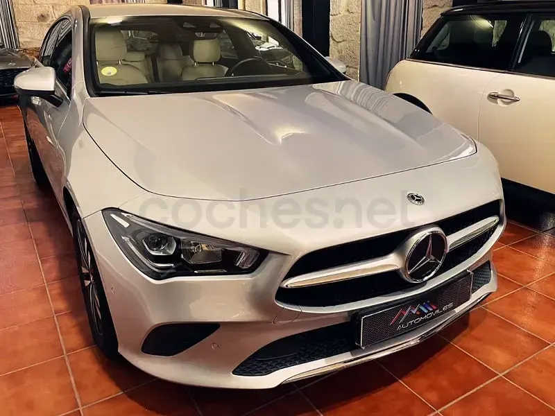 Usado Mercedes CLA200 Shooting Brake 150 CV (110 kW) 2020 Gris / plata Familiar