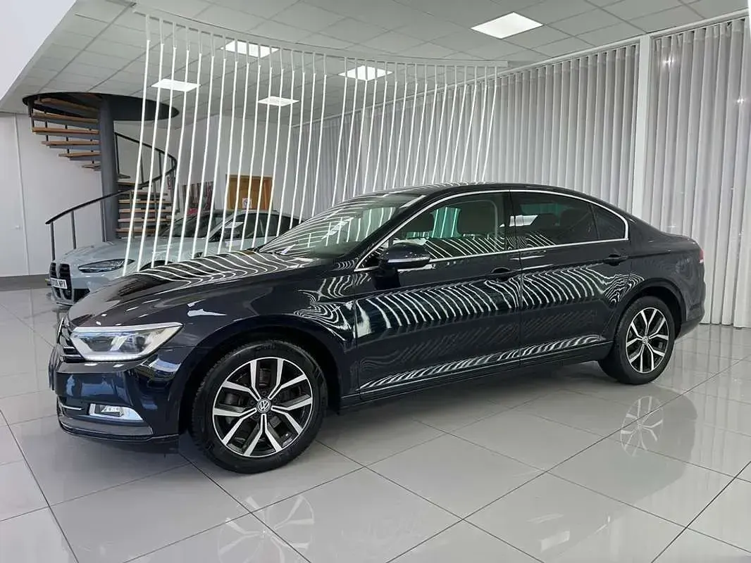 Usado VW Passat Advance 120 CV (88 kW) 2017 Negro Berlina