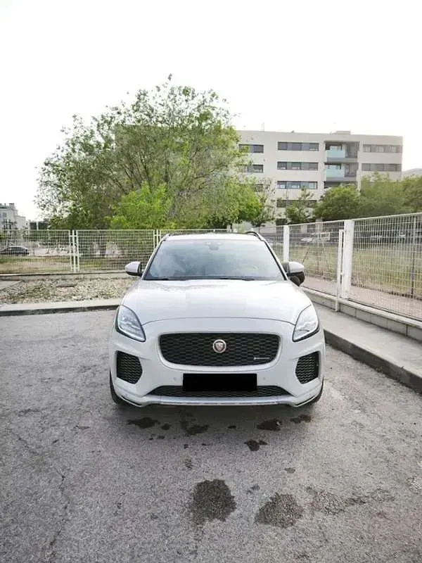 Usado Jaguar E-Pace R-Dynamic 180 CV (132 kW) 2019 Gris / plata SUV