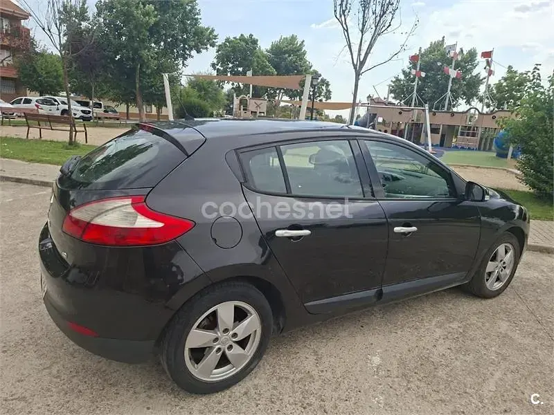 Usado Renault Mégane Dynamique 130 CV (95 kW) 2010 Negro Berlina