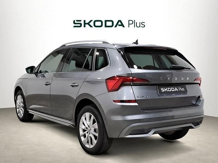 Gris Usado 2023 Skoda Kamiq Style SUV | 22.540 € (Un poco caro) - Imagen 1/4