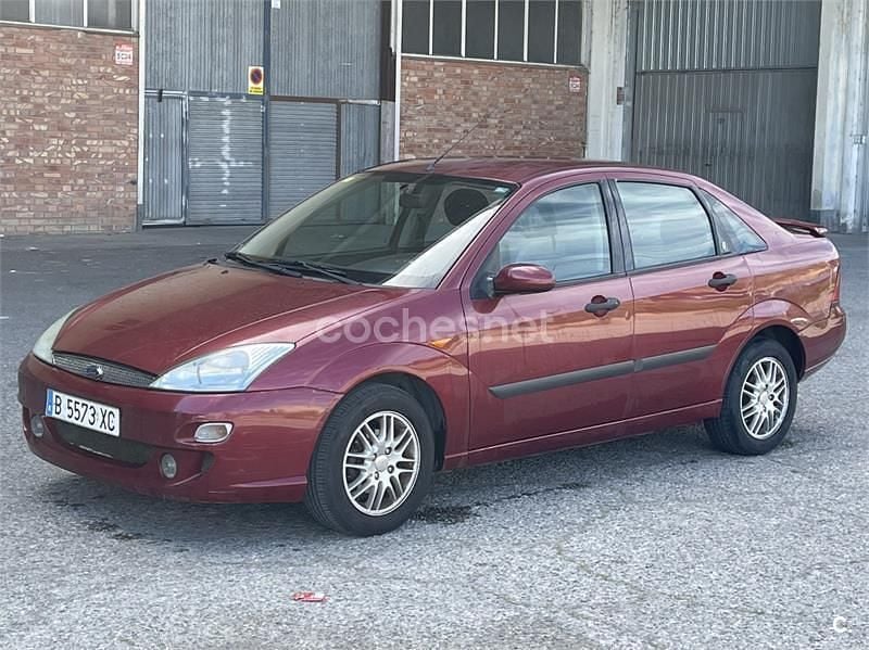 Usado Ford Focus Ghia 90 CV (66 kW) 2000 Granate Berlina