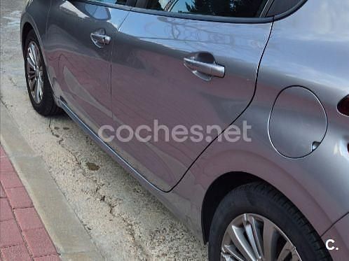 Usado Peugeot 208 Allure 82 CV (60 kW) 2019 Gris / plata Utilitario