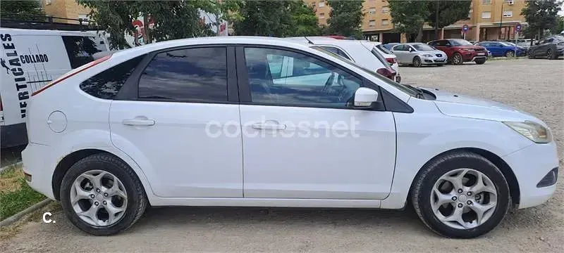Usado Ford Focus Trend 109 CV (80 kW) 2008 Blanco Berlina