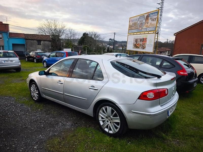 Usado Renault Laguna II Dynamique 130 CV (95 kW) 2006 Gris / plata Berlina