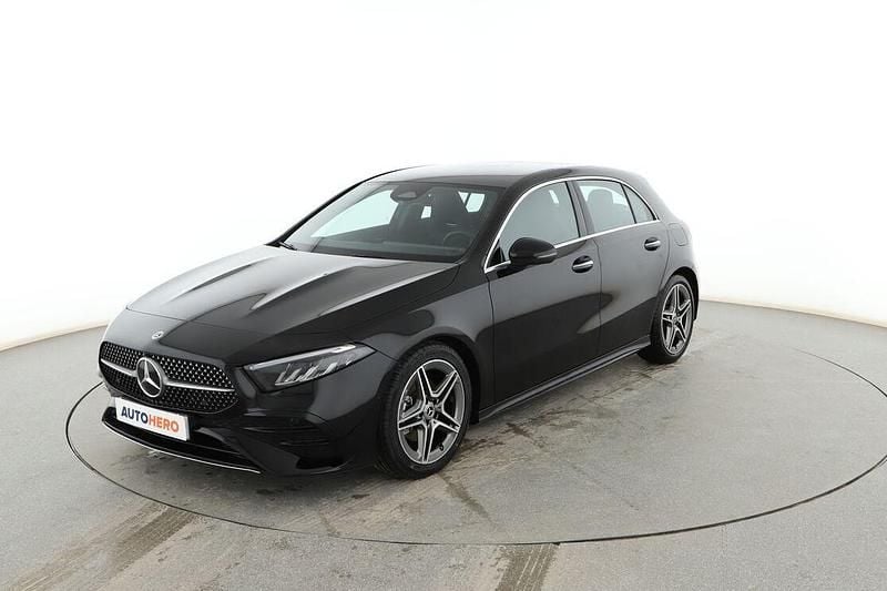 Usado Mercedes A180 AMG line 150 CV (110 kW) 2025 Negro Berlina