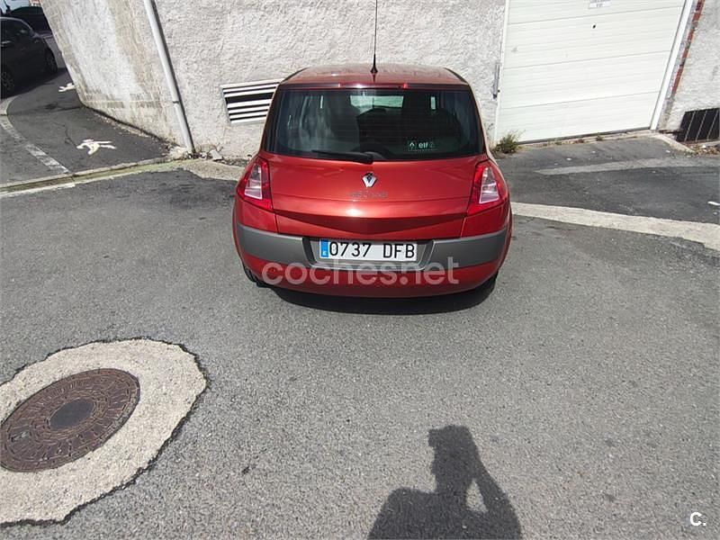 Rojo Usado 2004 Renault Mégane II Dynamique Berlina | 3100 € (Un poco caro) - Imagen 1/3