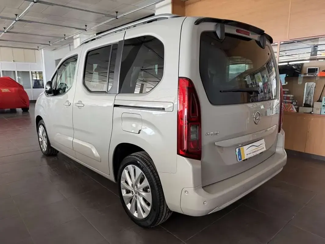 Usado Opel Combo Life Innovation 131 CV (96 kW) 2021 Azul Monovolumen