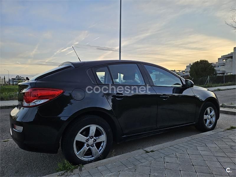 Usado Chevrolet Cruze LT 124 CV (91 kW) 2012 Negro Berlina
