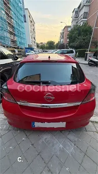 Usado Opel Astra GTC Enjoy 100 CV (73 kW) 2005 Rojo Berlina