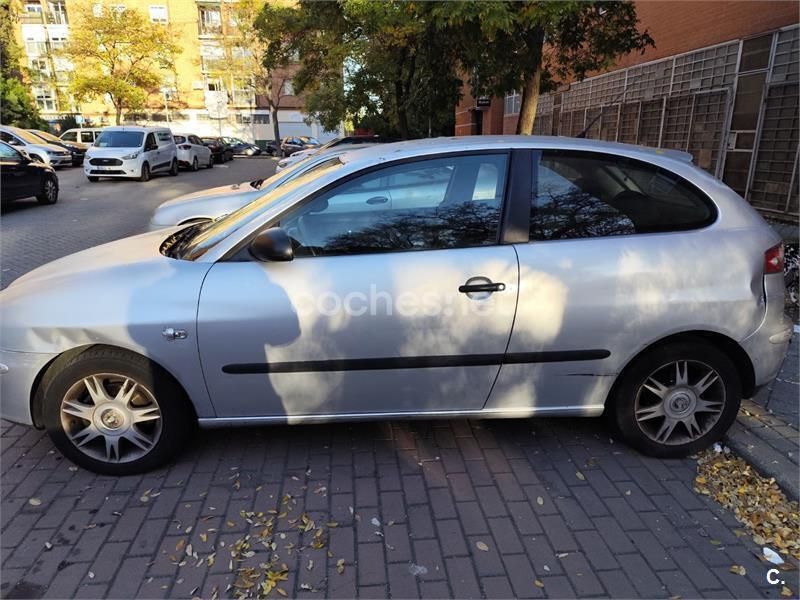 Usado Seat Ibiza Sport 100 CV (73 kW) 2004 Gris / plata Berlina