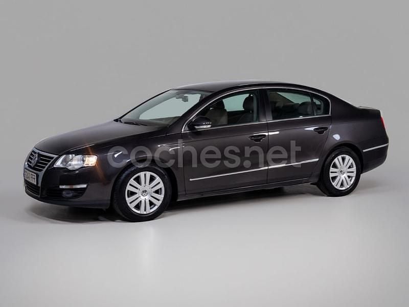 Marrón Usado 2006 VW Passat Highline Berlina | 7990 € (Un poco caro) - Imagen 1/4
