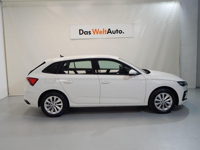 Usado Skoda Scala Essence 95 CV (69 kW) 2024 Blanco Utilitario