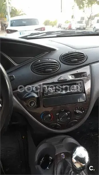Usado Ford Focus Ghia 100 CV (73 kW) 1998 Gris / plata Berlina