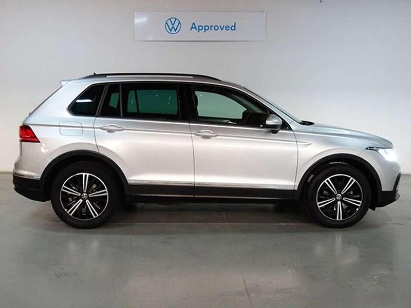 Usado VW Tiguan Life 122 CV (89 kW) 2022 Plateado SUV