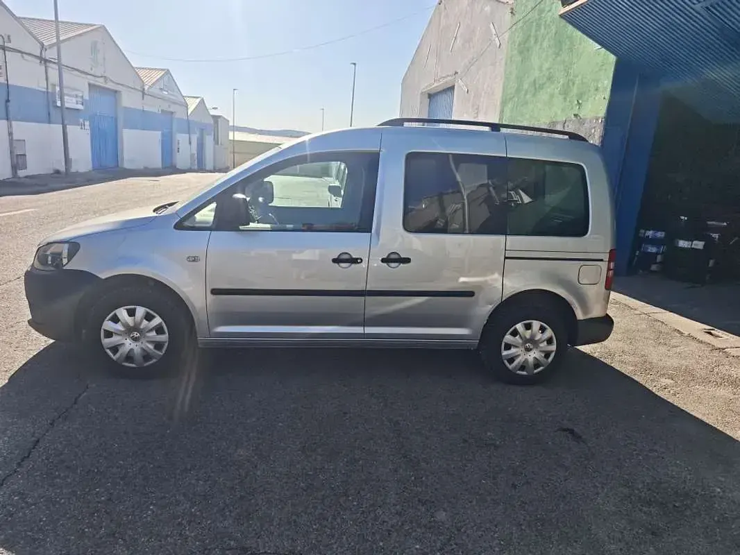 Usado VW Caddy Comfortline 105 CV (77 kW) 2012 Gris Monovolumen