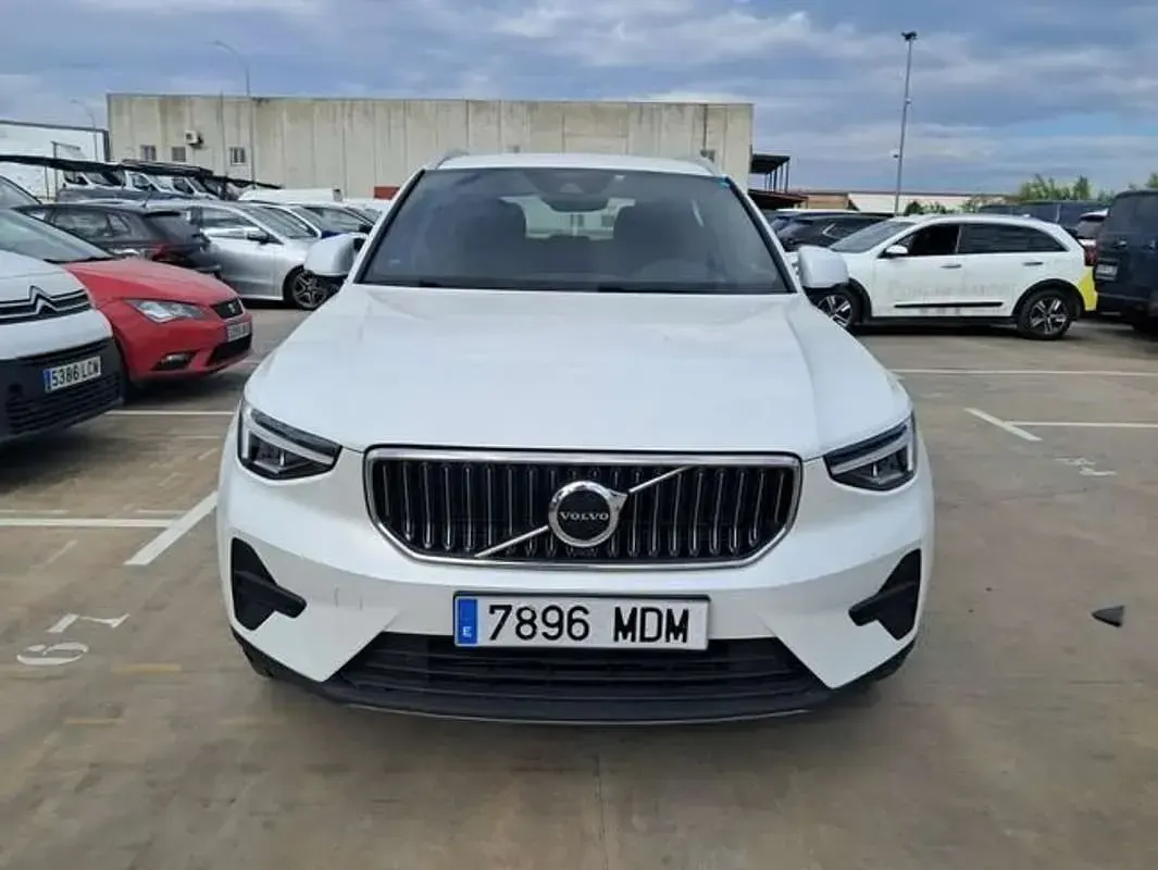 Käytetty Volvo XC40 Plus 262 HP (192 kW) 2023 Valkoinen Katumaasturi