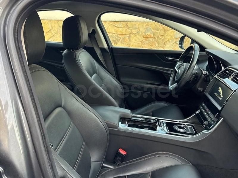 Usado Jaguar XE R-Sport 180 CV (132 kW) 2018 Gris / plata Berlina