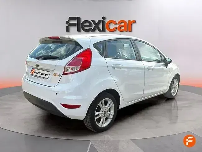 Usado Ford Fiesta Trend 75 CV (55 kW) 2017 Blanco Utilitario